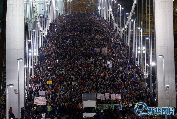 Près de 100 000 Hongrois manifestent contre la taxe sur Internet