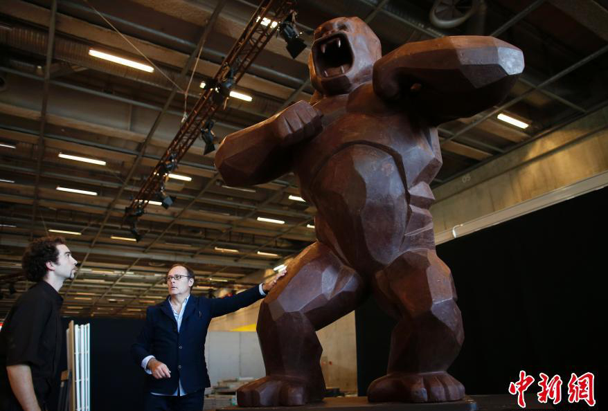 Un King-Kong en chocolat de 4 mètres de haut réalisée par le chocolatier fran?ais Jean-Paul Hévin est exposé actuellement au Salon du Chocolat à Paris.