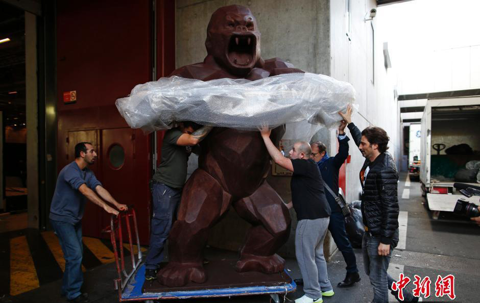 Un King-Kong en chocolat de 4 mètres de haut réalisée par le chocolatier fran?ais Jean-Paul Hévin est exposé actuellement au Salon du Chocolat à Paris.