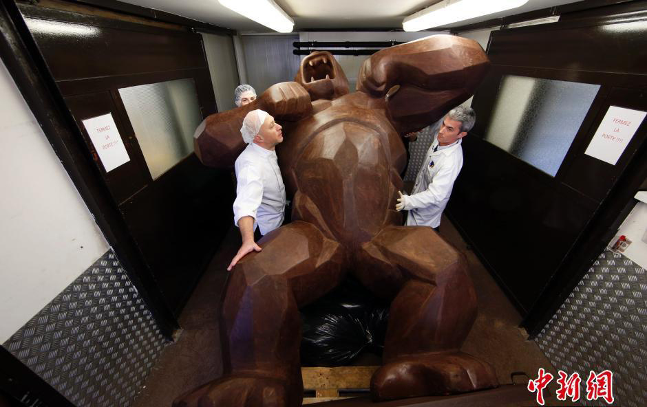 Un King-Kong en chocolat de 4 mètres de haut réalisée par le chocolatier fran?ais Jean-Paul Hévin est exposé actuellement au Salon du Chocolat à Paris.