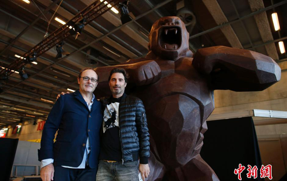 Un King-Kong en chocolat de 4 mètres de haut réalisée par le chocolatier fran?ais Jean-Paul Hévin est exposé actuellement au Salon du Chocolat à Paris.