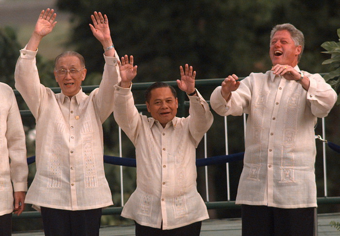 L'ancien président américain George W. Bush (à gauche) et le président russe Vladimir Poutine sont aper?us dans des ponchos traditionnels chiliens avant une séance de photo de groupe, lors de la réunion de 2004 des dirigeants de l'APEC à Santiago, (Chili), le 21 novembre 2004.