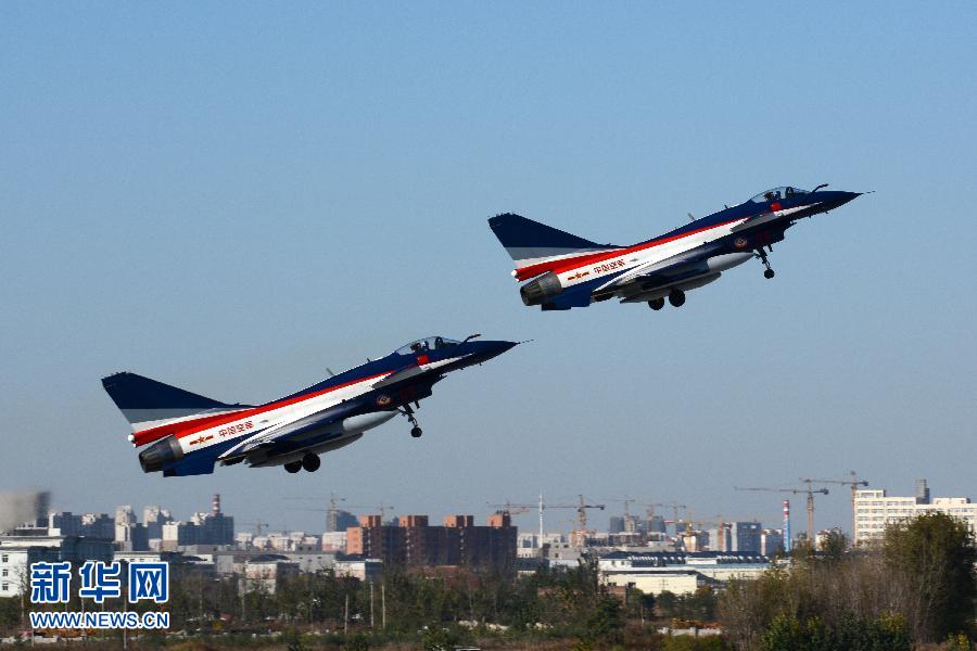 Deux chasseurs J-10 de la patrouille acrobatique ? 1er Ao?t ? décollent d'un aéroport dans le Nord de la Chine.