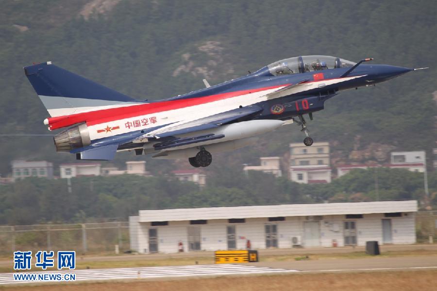 Un des chasseurs J-10 de la patrouille acrobatique ? 1er Ao?t ? atterrit à Zhuhai.