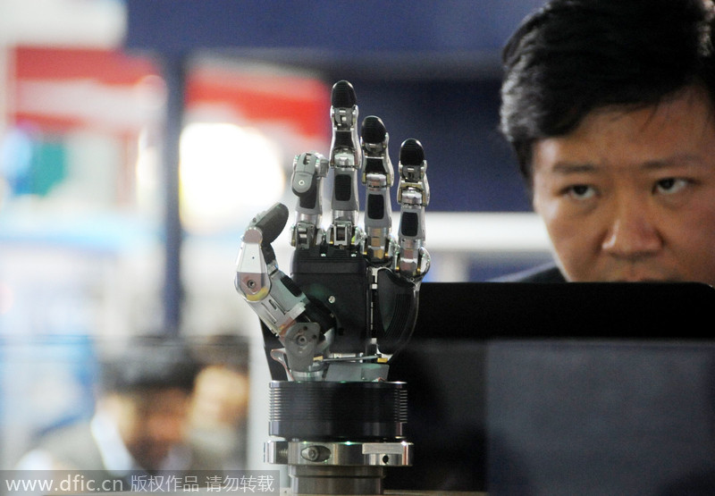 Une main mécanique fait le signe ? OK ? à un visiteur pendant le 16e Salon international de l'industrie de Chine à Shanghai, le 4 novembre 2014. 