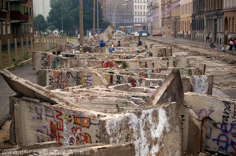 Des pièces du mur de Berlin démantelé sont entassées et attendent d'être emmenées, le 11 ao?t 1990.