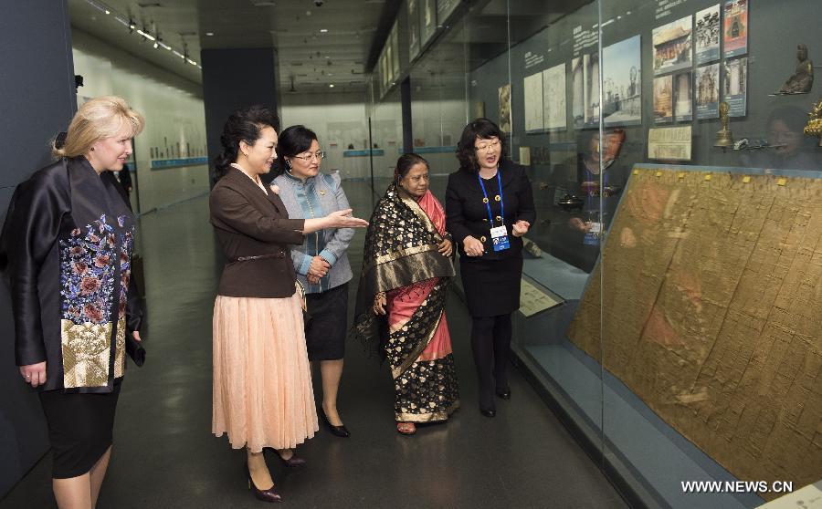 Peng Liyuan organise une visite au musée pour les épouses de dirigeants étrangers