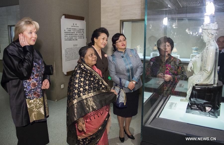 Peng Liyuan organise une visite au musée pour les épouses de dirigeants étrangers