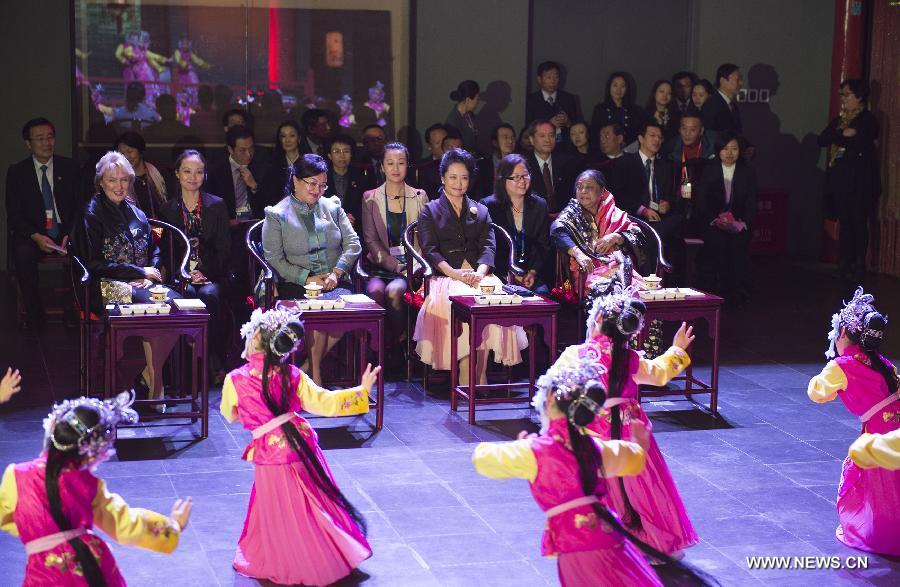 Peng Liyuan organise une visite au musée pour les épouses de dirigeants étrangers