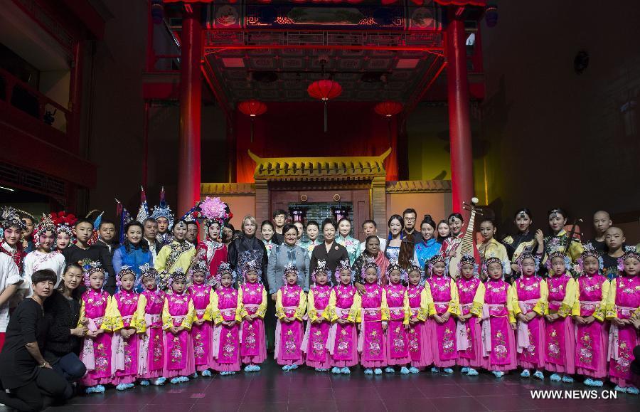 Peng Liyuan organise une visite au musée pour les épouses de dirigeants étrangers