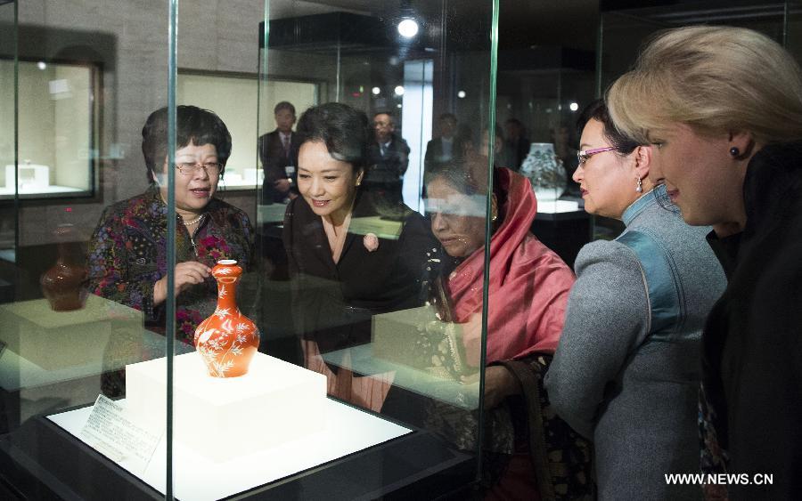 Peng Liyuan organise une visite au musée pour les épouses de dirigeants étrangers