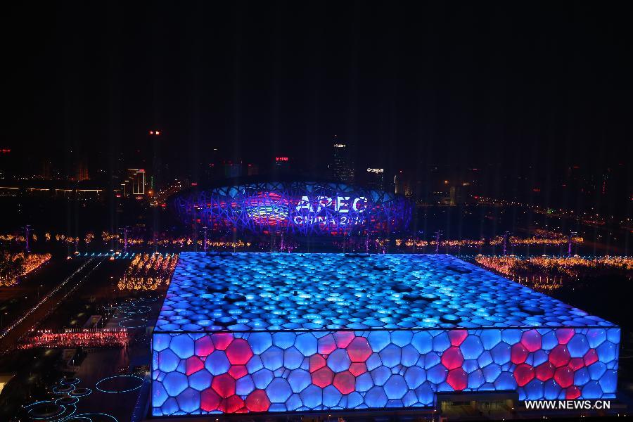 Lundi 10 novembre 2014, vue nocturne du stade national (le ?Nid d'oiseau?) et du Centre national de natation (le "Cube d'eau") à l’occasion de la 22e réunion de la Coopération économique de l’Asie-Pacifique (APEC) qui a lieu a Beijing du 10 au 11 novembre.