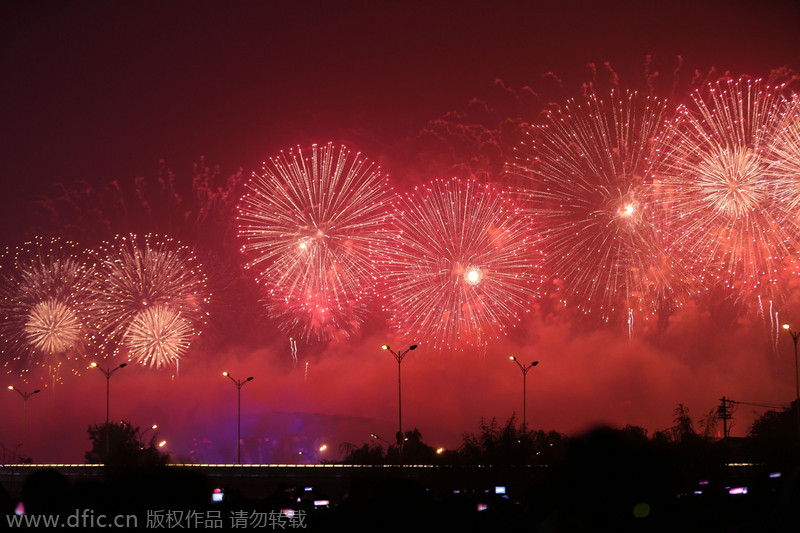 Dans le cadre de la 22e réunion des principaux dirigeants de la Coopération économique de l'Asie-Pacifique (APEC) ayant lieu à Beijing du 10 à 11 novembre, un grand spectacle de feux d'artifice a été dans le parc olympique de la capitale chinoise, capitale de la Chine, le 10 novembre 2014.