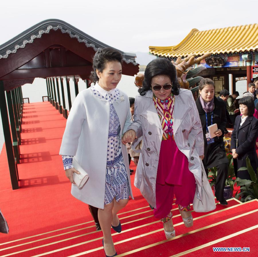 Peng Liyuan invite les épouses des dirigeants de l'APEC à visiter le Palais d'été