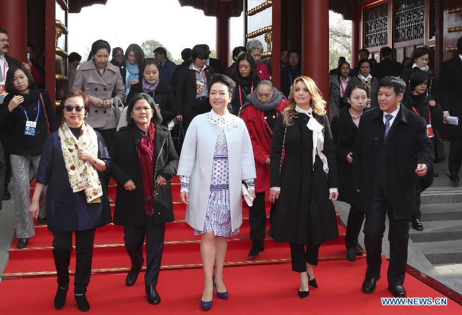 Peng Liyuan invite les épouses des dirigeants de l'APEC à visiter le Palais d'été