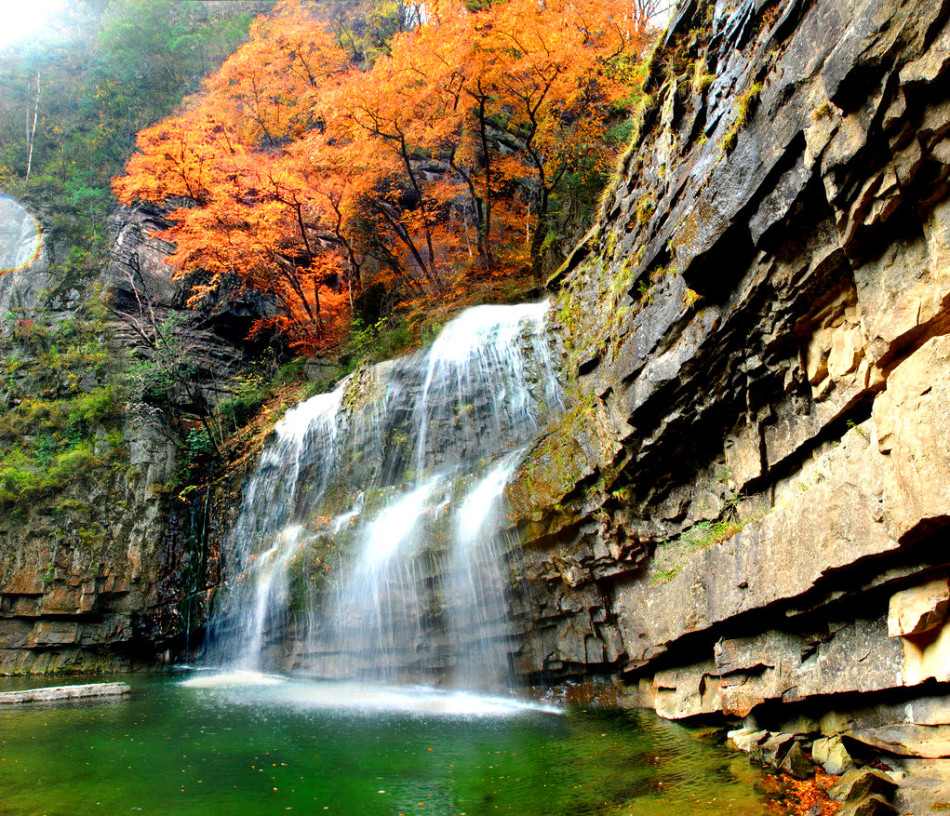 La splendeur des couleurs de l'automne à Liping