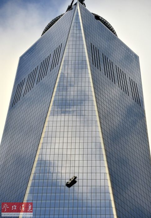 Deux laveurs de vitres bloqués au 69e étage du One World Trade Center