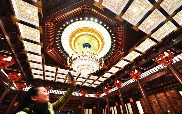 Les agences de voyages proposent une visite d'une journée sur le site du lac Yanqi.