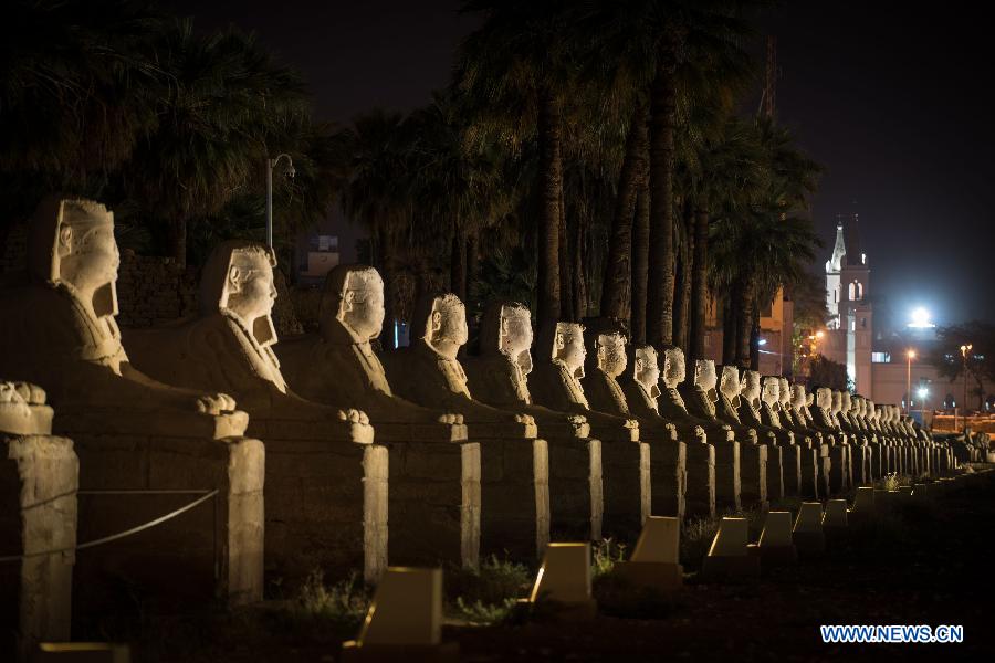 Des statues dans le Temple de Louxor sont illuminées dans la nuit à Luxor, une destination touristique célèbre dans le sud de l'Egypte, le 17 novembre 2014. (Xinhua/Pan Chaoyue)