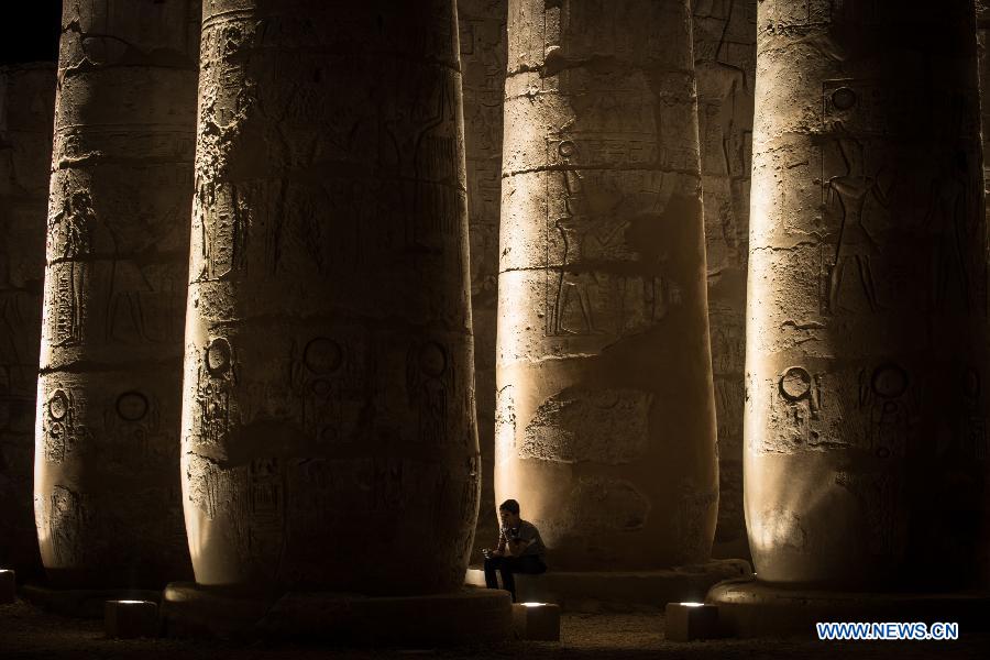 Des piliers dans le Temple de Louxor sont illuminés dans la nuit à Luxor, une destination touristique célèbre dans le sud de l'Egypte, le 17 novembre 2014. (Xinhua/Pan Chaoyue)