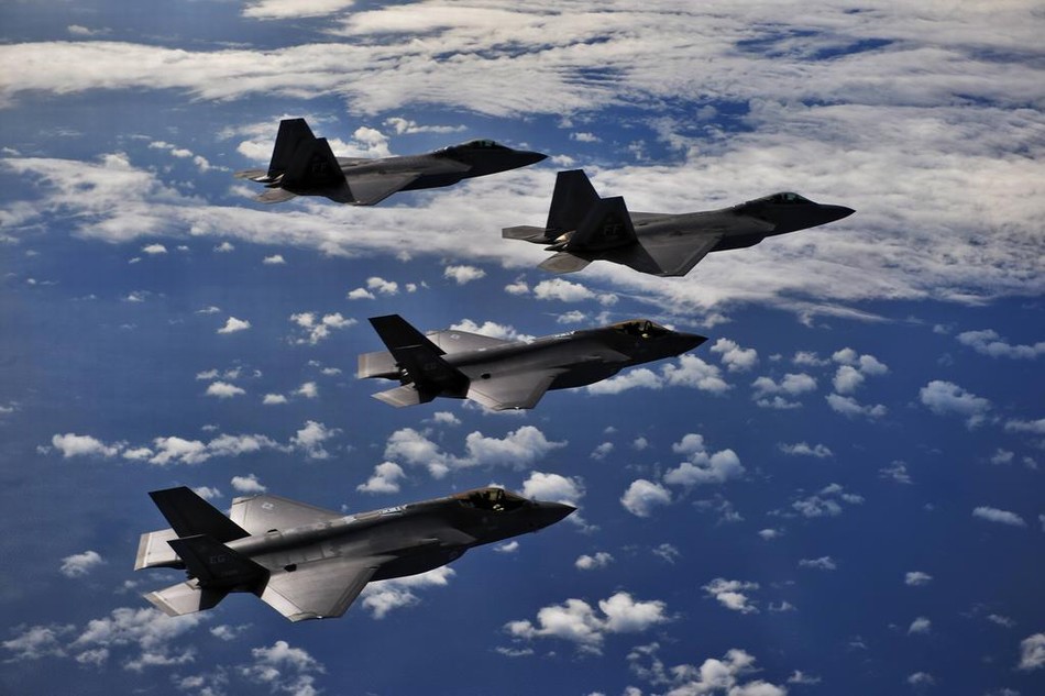 Exercice conjoint de chasseurs F-22 et de F-35 de l’US Air Force