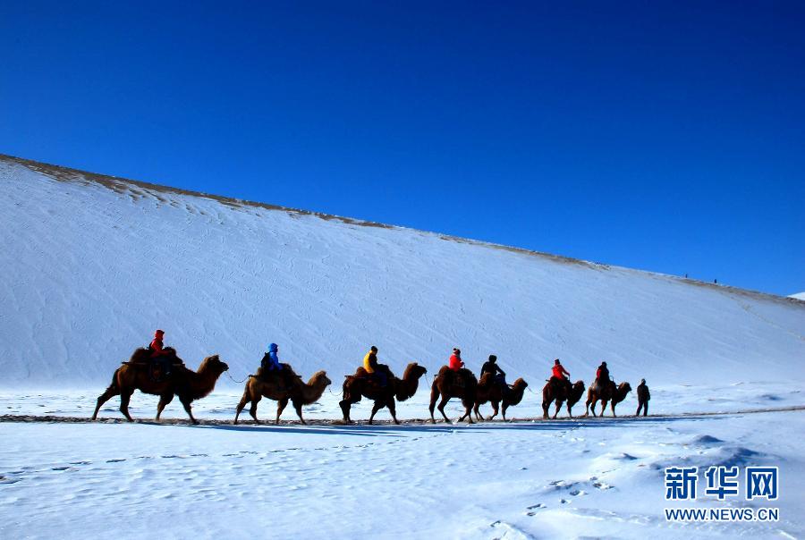 Première neige sur le mont Mingsha 