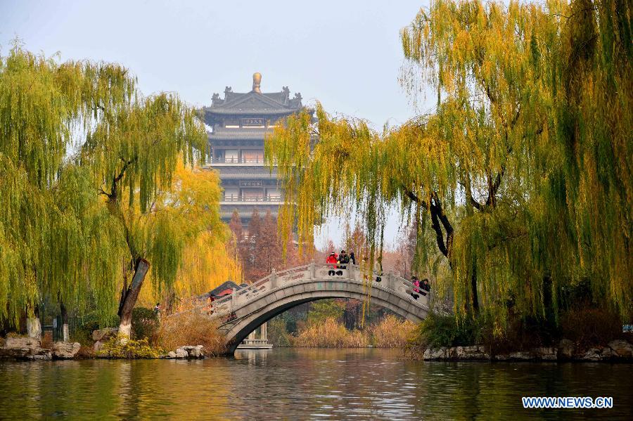 Chine: paysage au bord du lac Daming à Ji'nan