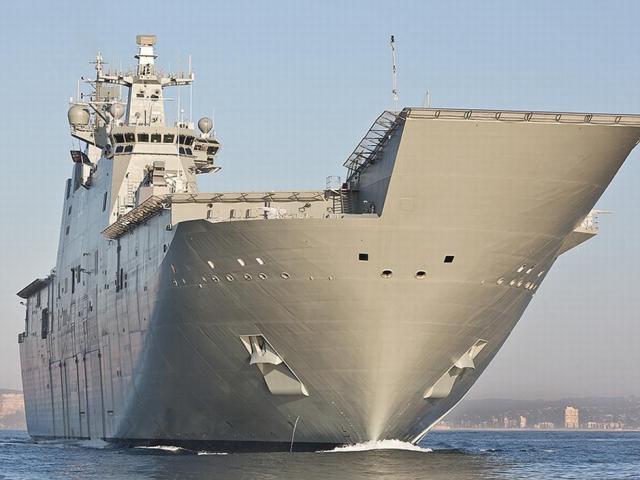 Entrée en service du Canberra, le plus grand navire de la marine australienne