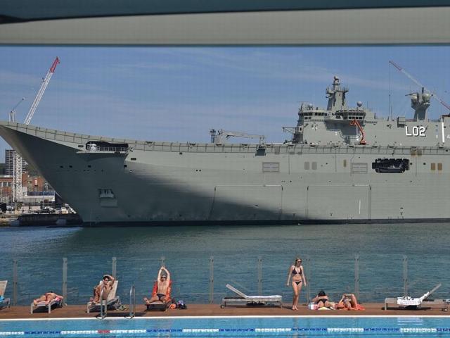 Entrée en service du Canberra, le plus grand navire de la marine australienne