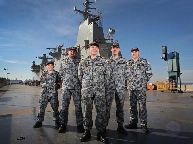 Entrée en service du Canberra, le plus grand navire de la marine australienne