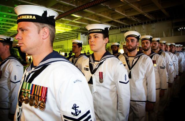 Entrée en service du Canberra, le plus grand navire de la marine australienne