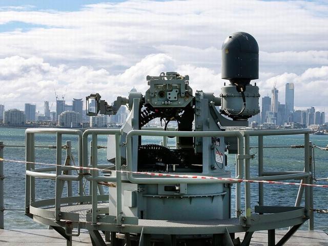 Entrée en service du Canberra, le plus grand navire de la marine australienne