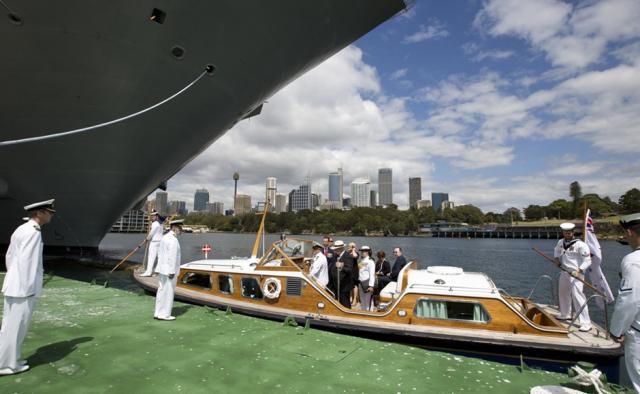 Entrée en service du Canberra, le plus grand navire de la marine australienne