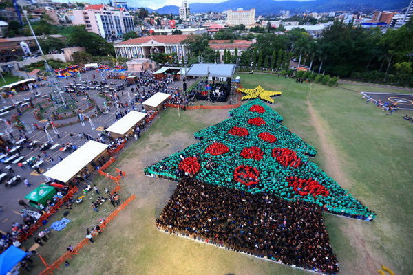 Record du plus grand sapin de No?l humain au Honduras