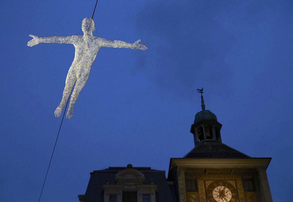 L'homme sans ombre au dessus de la Suisse 