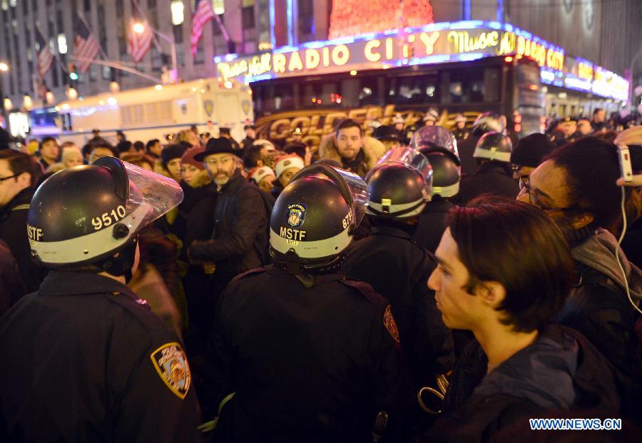 Des manifestations éclatent à New York après la décision de non inculpation d'un policier blanc impliqué dans le décès d'un noir