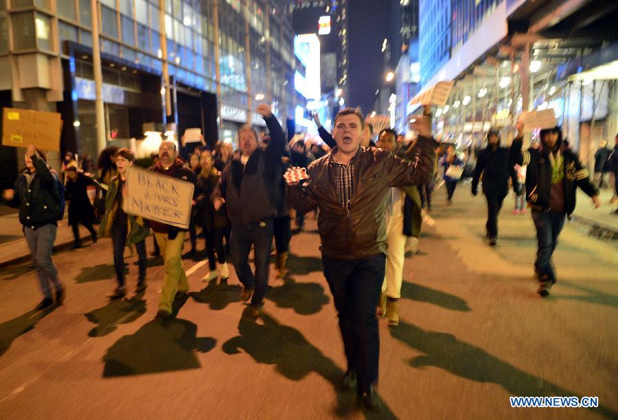 Des manifestations éclatent à New York après la décision de non inculpation d'un policier blanc impliqué dans le décès d'un noir