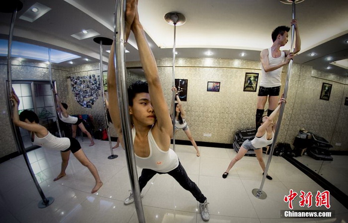 Le rêve d’un entra?neur masculin de pole dance