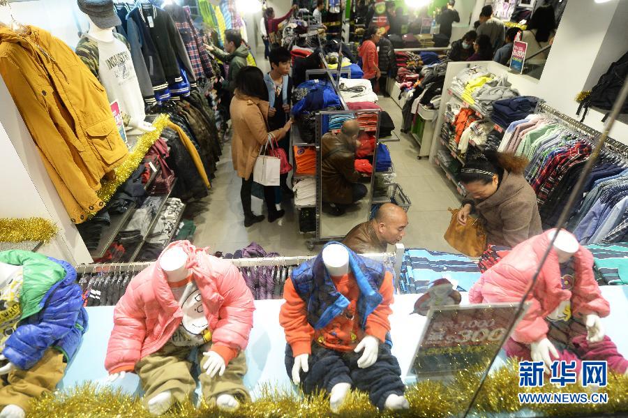 Des touristes font des emplettes dans un magasin.