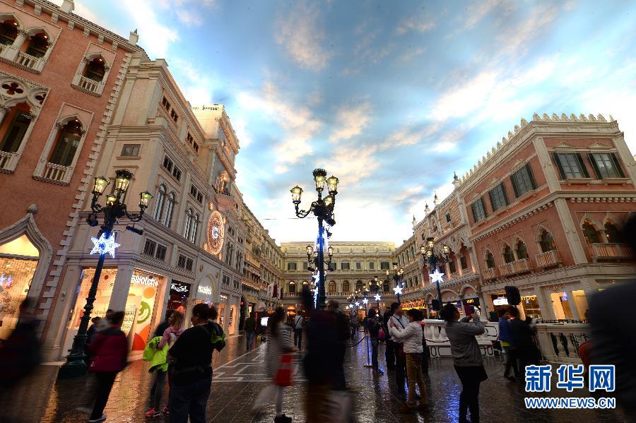 Des touristes visitent le Casino Venetian Macao.