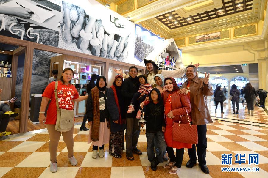 Des visiteurs indonésiens prennent la pose au Venetian Macao.