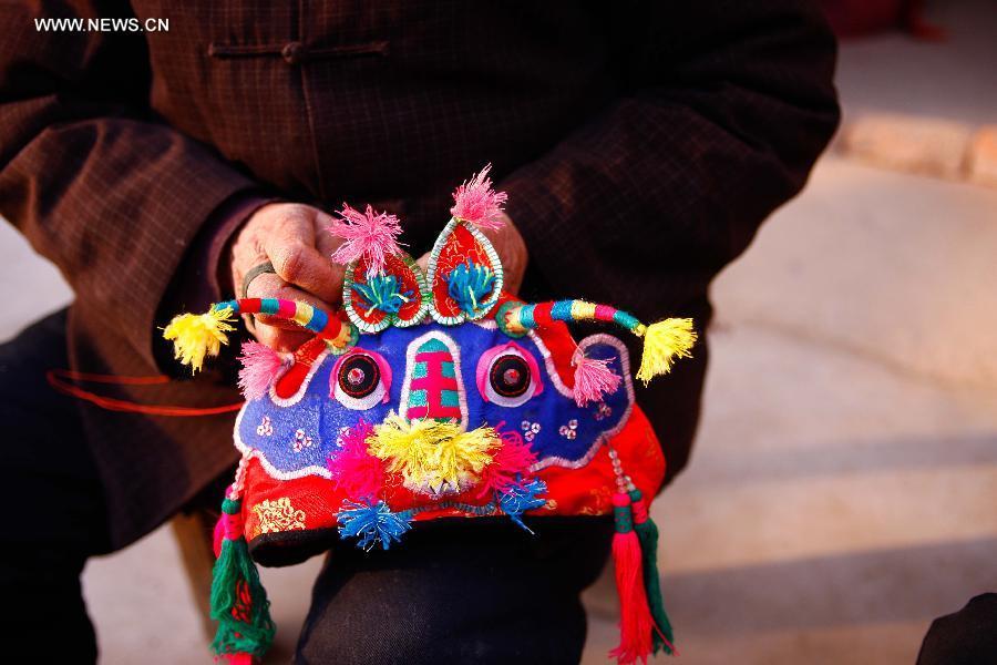 Des chaussures en forme de tête de tigre comme héritage culturel