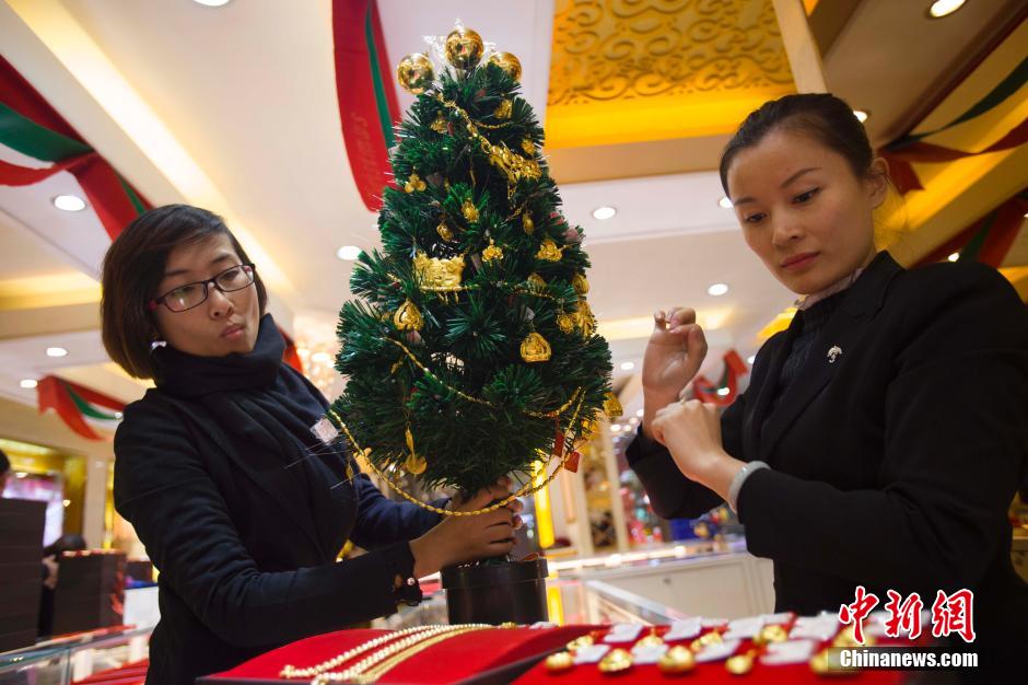 Une bijouterie crée le sapin de No?l le plus précieux du monde