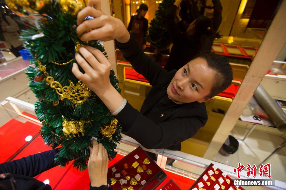 Une bijouterie crée le sapin de No?l le plus précieux du monde