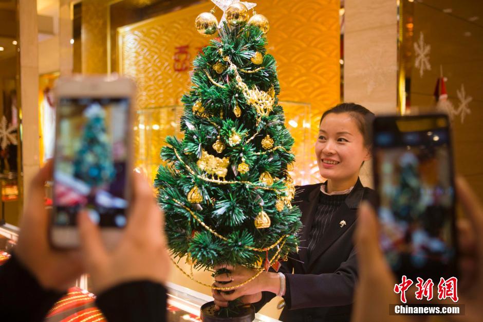 Une bijouterie crée le sapin de No?l le plus précieux du monde