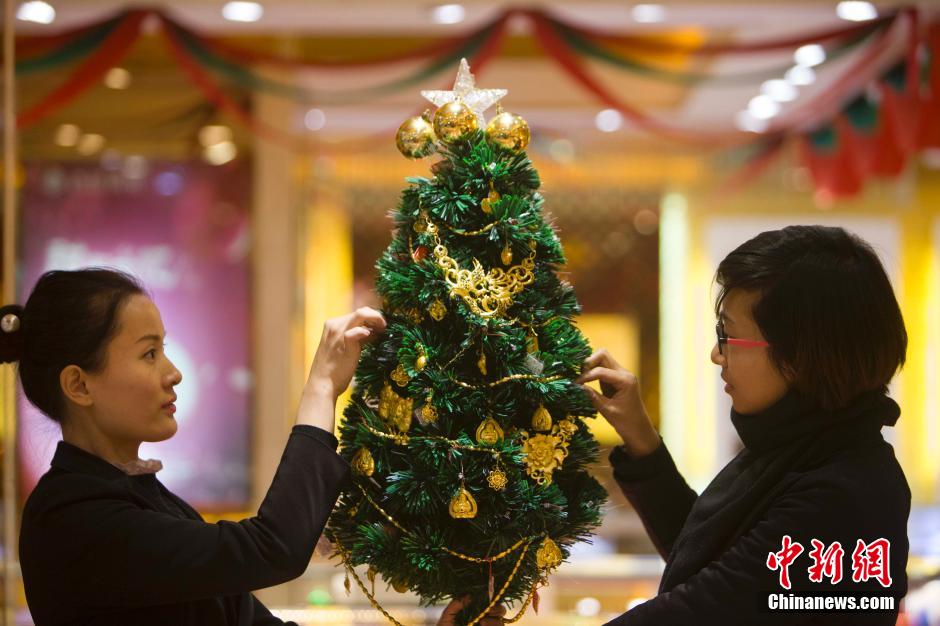 Une bijouterie crée le sapin de No?l le plus précieux du monde