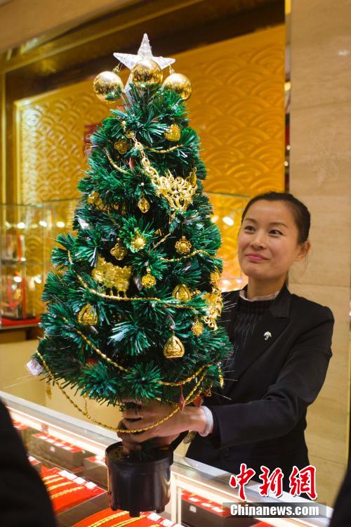 Une bijouterie crée le sapin de No?l le plus précieux du monde