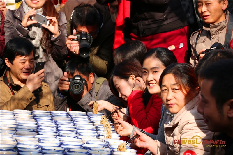 Affluence record pour le concours de dégustation de nouilles saozi du Comté de Qishan