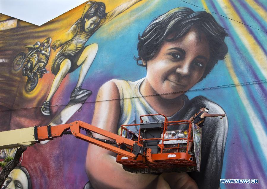 Photos - peinture murale de l'artiste argentin Alfredo Segatori 