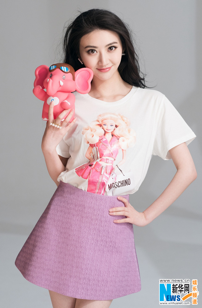 L'actrice chinoise Jing Tian pose pour le service public